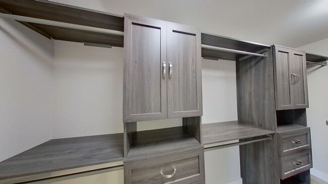 Building Photo - Spectacular and Spacious 4 Bed / 3 Bath Sa...
