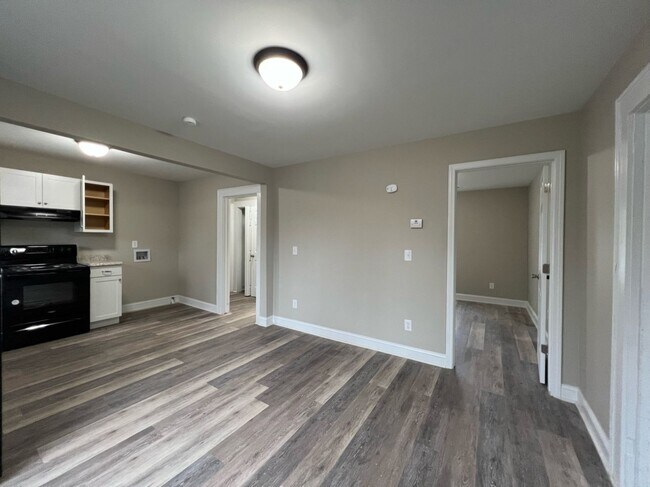 Building Photo - 3 Bedroom 1 Bathroom Home Located In Green...