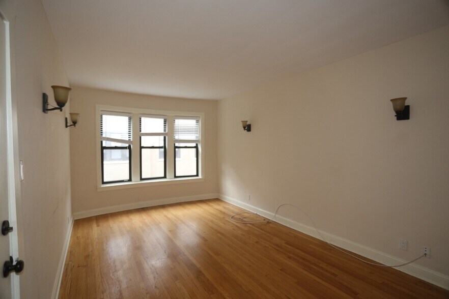 Building Photo - 4045 N Ashland Ave
