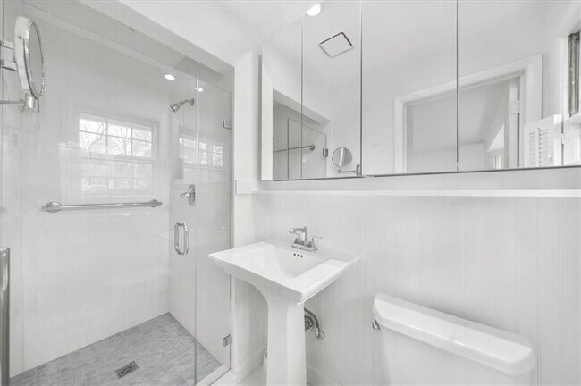 Building Photo - 4890 High Point Rd NE