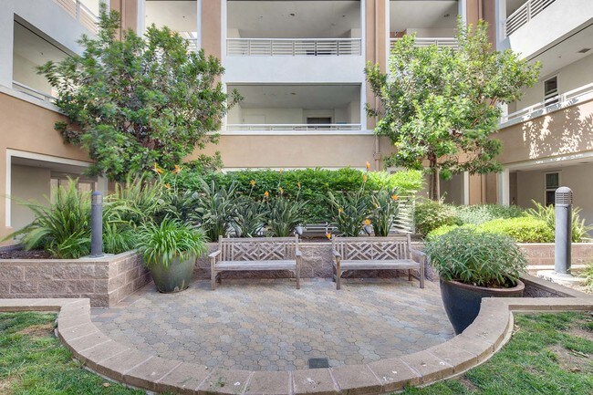 Building Photo - 301 Crescent Ct