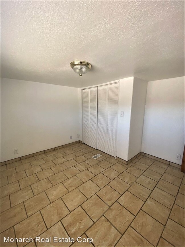 Building Photo - 825 Parkview Dr