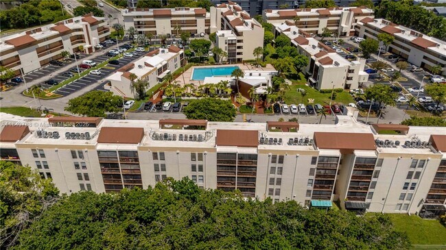 Building Photo - 8870 Fontainebleau Blvd
