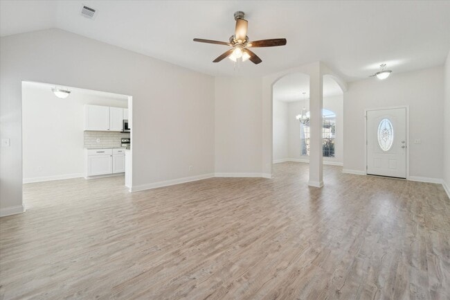 Building Photo - AVAILABLE NOW! (Pet Friendly)