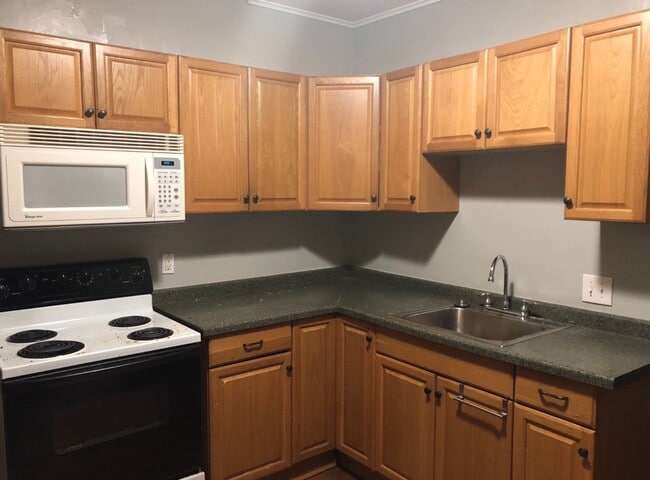 Building Photo - Maryland 6Bdrm House blocks from UWM Campus