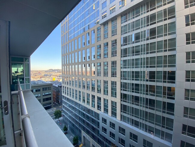 Building Photo - Modern 1 Bedroom Condo in SOMA!