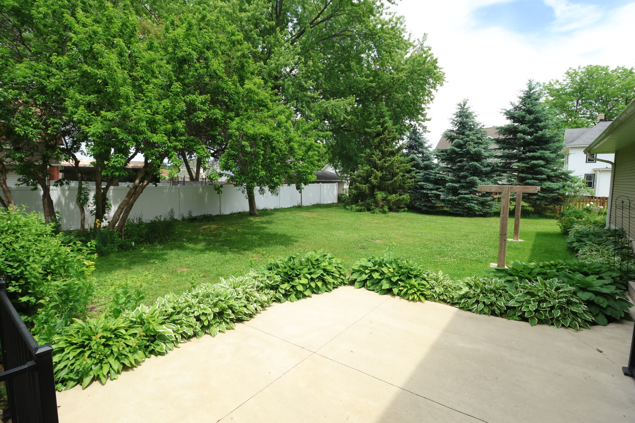 Building Photo - 1345 Blue Mounds St
