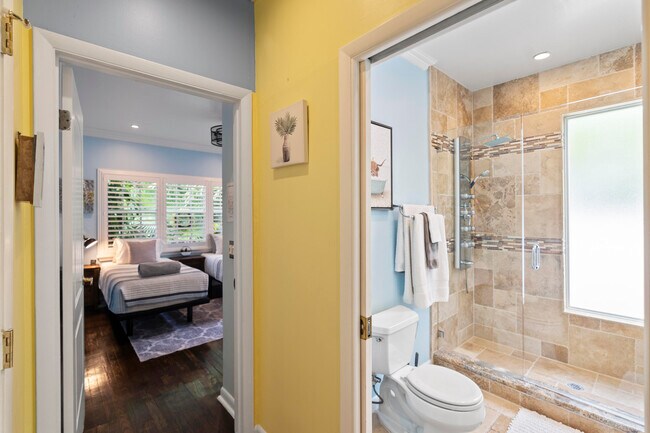 Building Photo - 614 SE 5th Ct