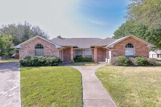 Building Photo - Nice Three Bedroom Duplex in Commerce in a...