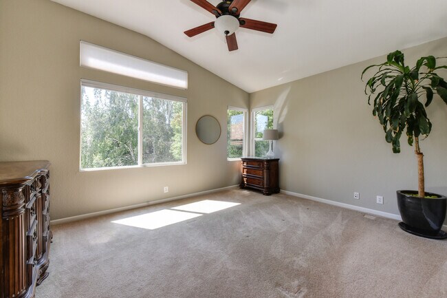 Building Photo - Great Location! Clean, Renovated, Beautifu...