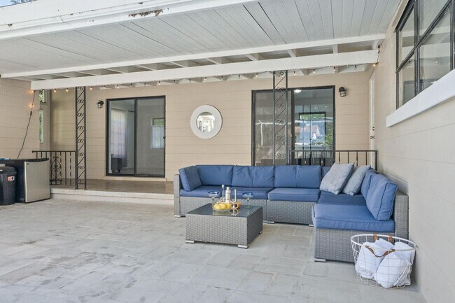 Building Photo - 919 Ave S SE