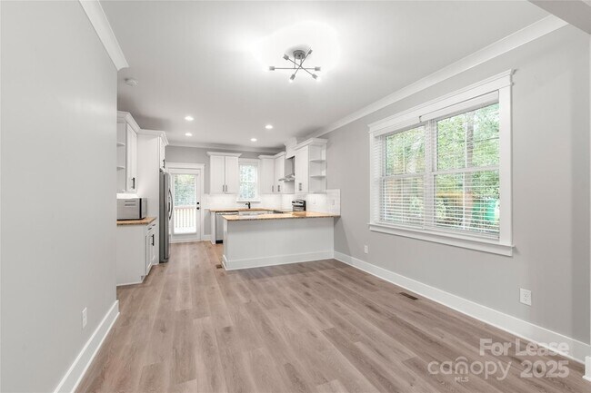 Building Photo - 712 Seldon Dr