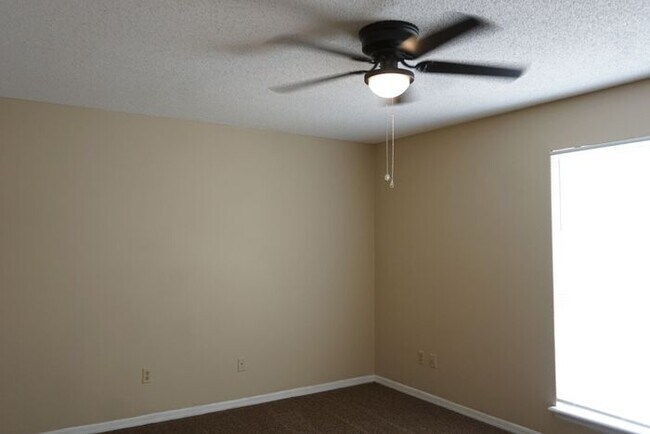 Building Photo - 3 Bedroom 2 Bathroom Townhome with Fenced Backyard. No Additional Fees