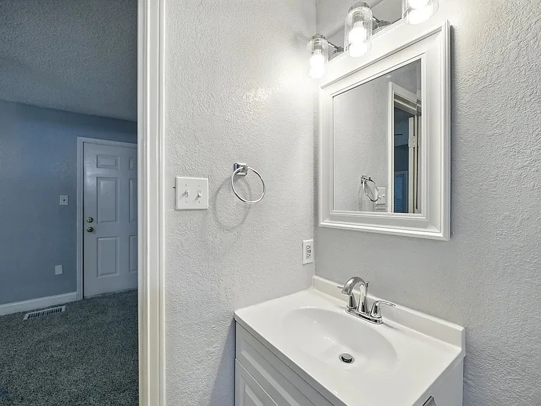 Building Photo - 2312 Balsam Dr