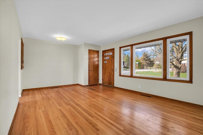 Building Photo - 9 Glenview Dr