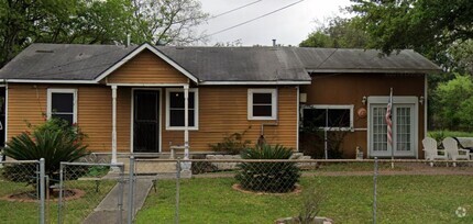 Building Photo - Spacious Home Near Downtown