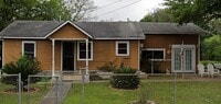 Building Photo - Spacious Home Near Downtown
