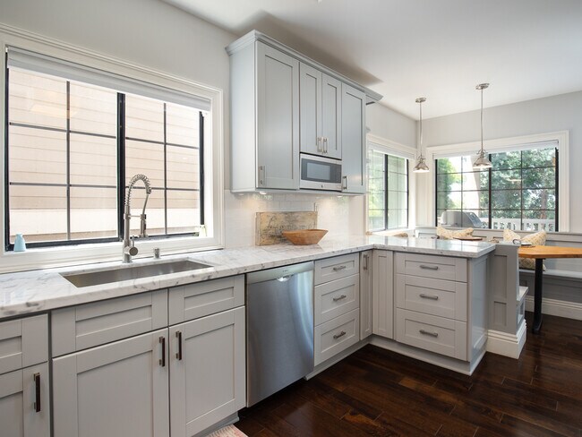 Building Photo - Exquisite Tree Section Home with A/C