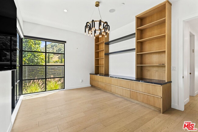 Building Photo - 1745 San Ysidro Dr