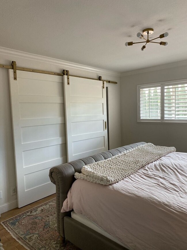 Building Photo - BACK ON MARKET!! Spacious Townhome in Grea...