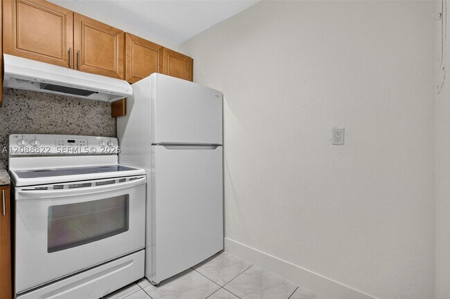 Building Photo - 9360 Fontainebleau Blvd