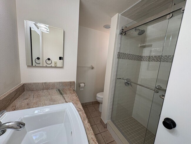 Building Photo - Lakeview Condo Available | Directly Across from Lake Hollingsworth