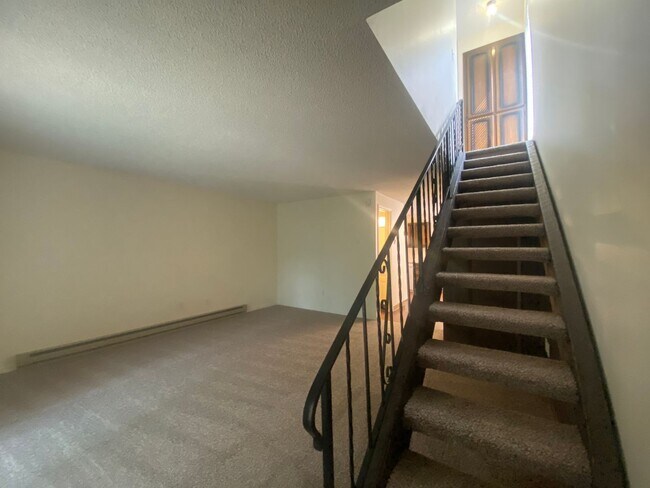 Building Photo - South Hill Triplex-Nestled away in private...