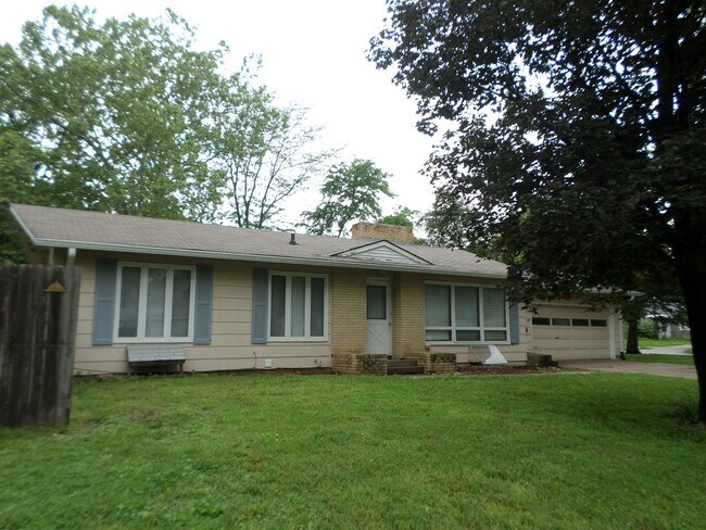 Building Photo - Privacy Fence and a Garage!