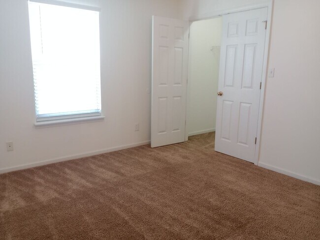 Building Photo - 1729-1731-1731 Louise Cir