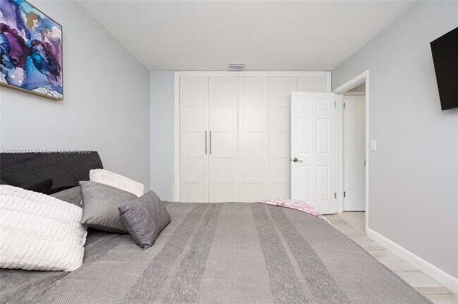 Building Photo - 810 S Rainbow Dr
