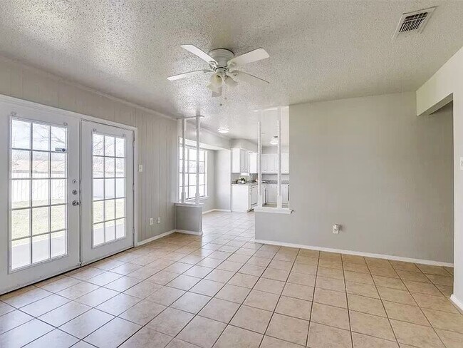 Building Photo - 736 Windsor Dr