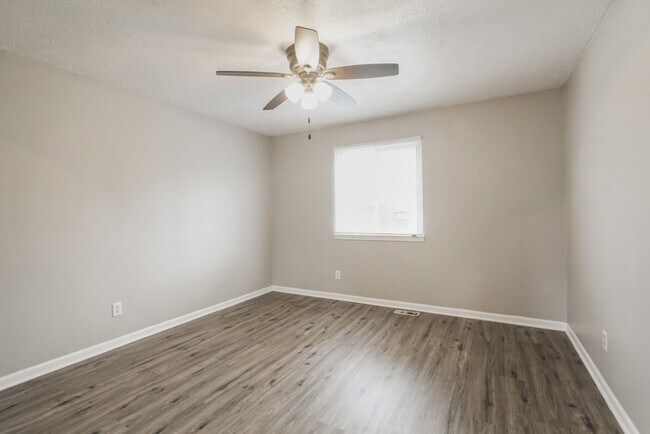 Building Photo - Stunning 3 Bedroom Home