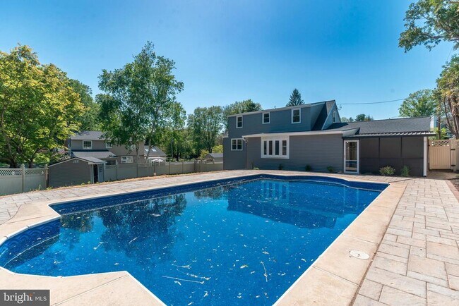 Building Photo - 248 Penncrest Dr