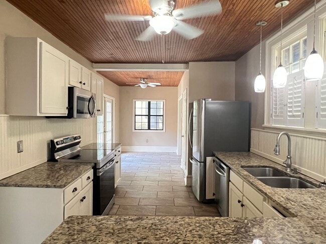 Building Photo - Great Home close to Downtown