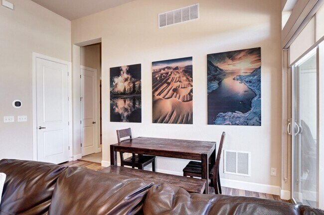 Building Photo - Private 2 bed 2 bath Condo in Inverness En...