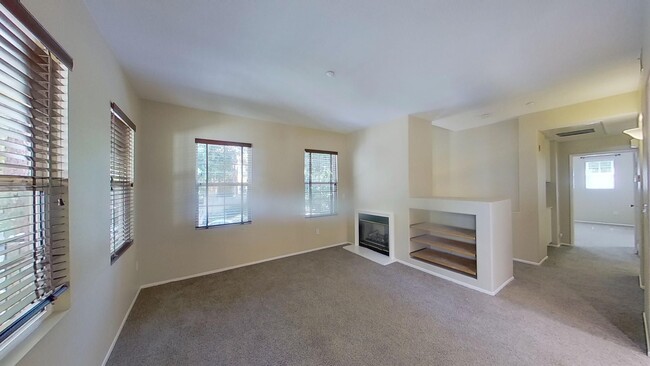 Building Photo - Spacious 1 Bed 1 Bath Condo in Irvine!