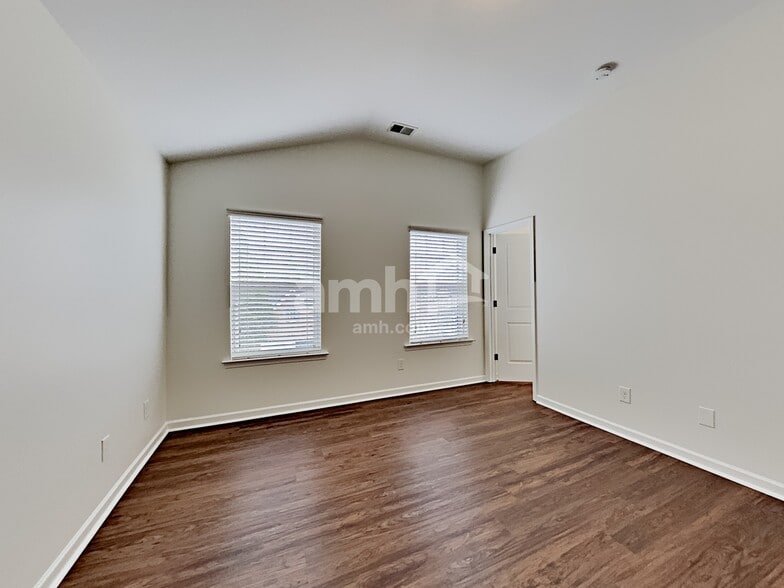 Building Photo - 3145 Yachet Ct SW