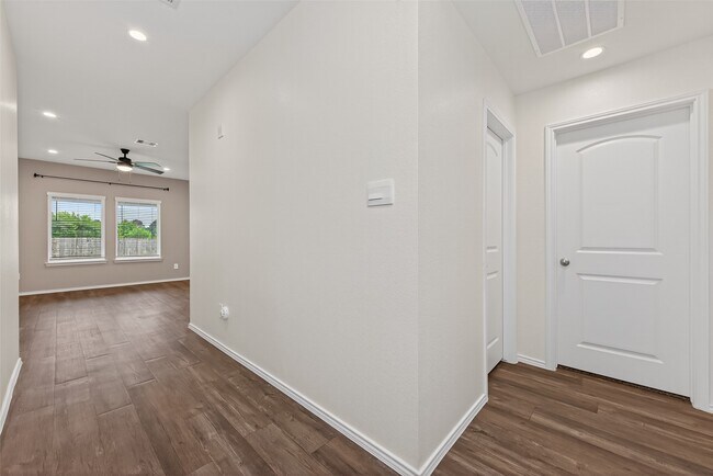 Building Photo - 11933 Summer Oak Trl