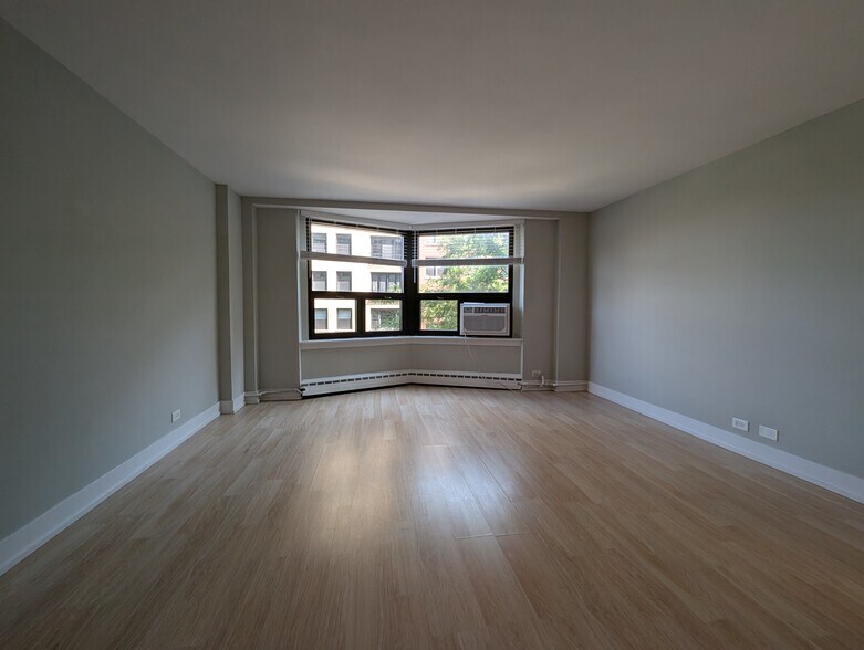 Building Photo - 429 W Wellington Ave