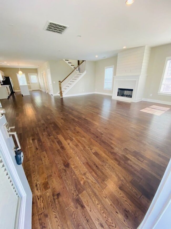 Building Photo - Beautiful 4 bedroom 4 bathroom house in th...