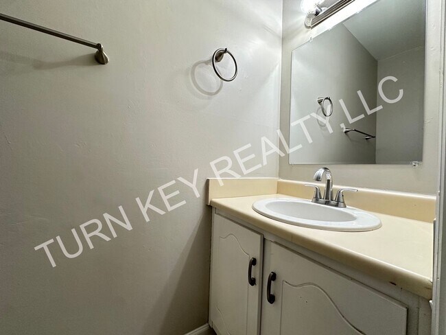 Building Photo - Adorable Townhome for Rent in Cahaba Heigh...