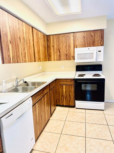 Building Photo - 2208 Bahia Vista St