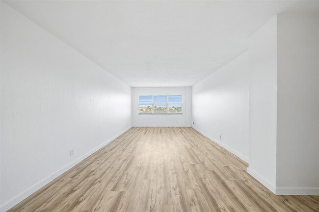 Building Photo - 2555 NE 11th St