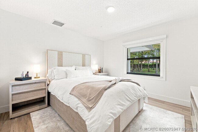Building Photo - 14902 Paddock Dr
