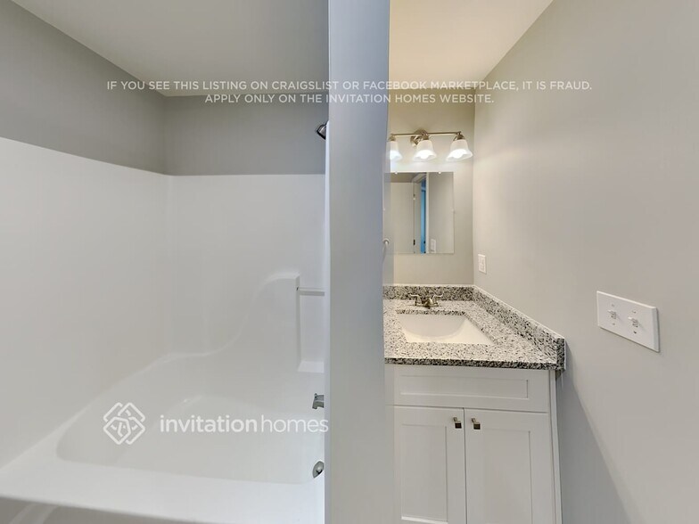 Building Photo - 410 Queens Dr SW