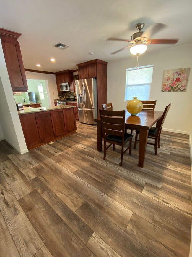 Building Photo - 2/2 single family house with big yard near downtown and beach!