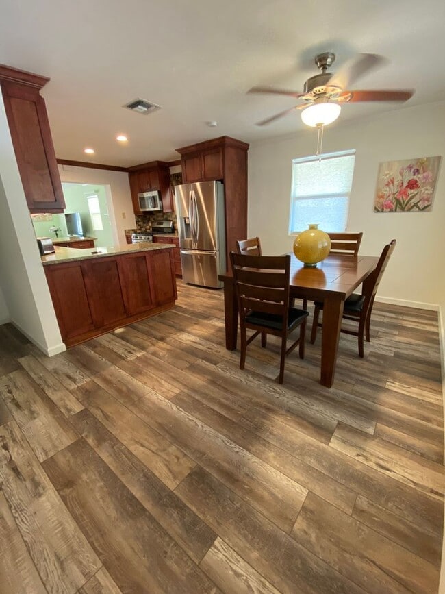 Building Photo - 2/2 single family house with big yard near...