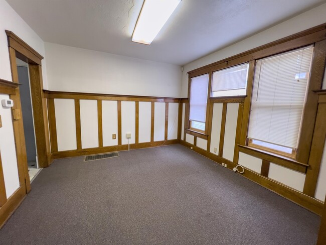 Building Photo - 921 Linden Grove Ave