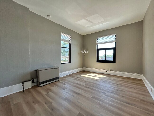 Building Photo - Bright 2nd Floor Apartment on 3rd Street -- Utilities Included!