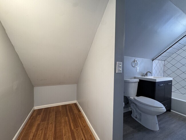 Building Photo - 933 Front Ave